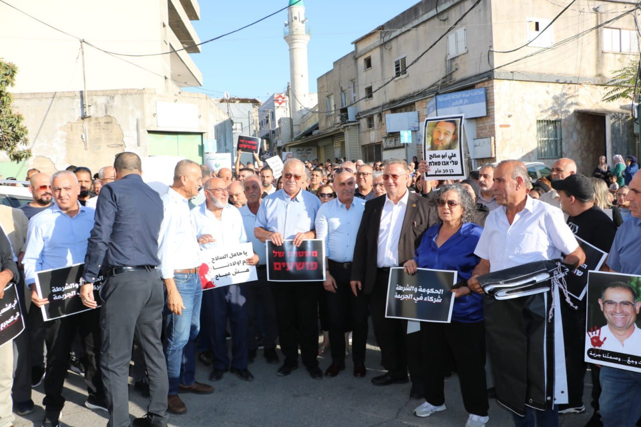 مطالب بالإضراب.. أهالي ضحايا جرائم قتل يقطعون كلمة رئيس لجنة المتابعة