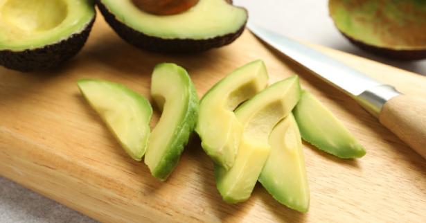 ماذا يحدث لجسمك عند إضافة الأفوكادو لنظامك الغذائي؟