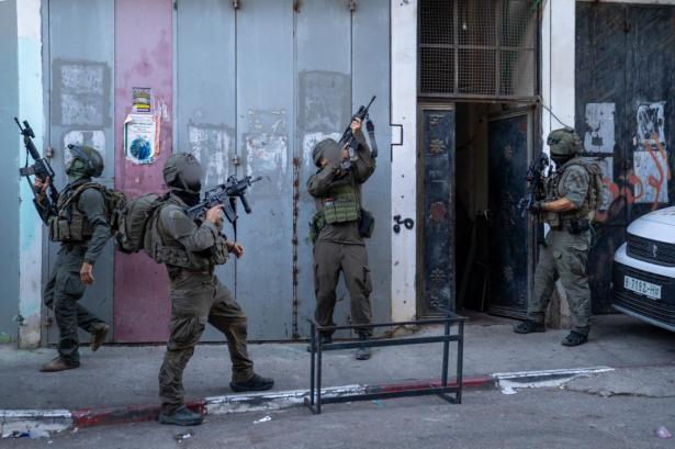 ارتقاء فلسطينيين برصاص الجيش الإسرائيلي والمستوطنين في نابلس والخليل