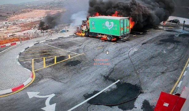 حرق الشاحنات وثقته إحدى الكاميرات بالمنطقة - طولكرم (هجوم سابق للمستوطنين)