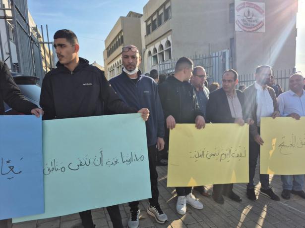 عين ماهل: وقفة احتجاجية لطلاب الثانوية تنديدًا بحادثة إطلاق النار على حارس المدرسة