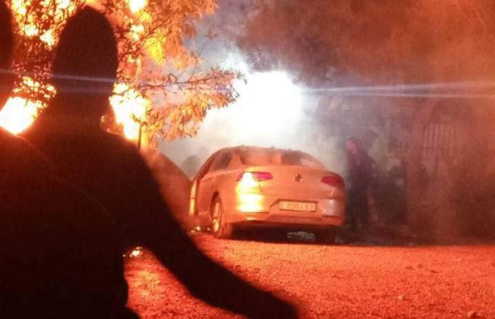 إحدى المركبات التي التهمتها النيران - شهود عيان 