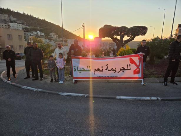 وقفة احتجاجية في دير حنا تنديدا بمقتل الشاب رياض محمد سالم