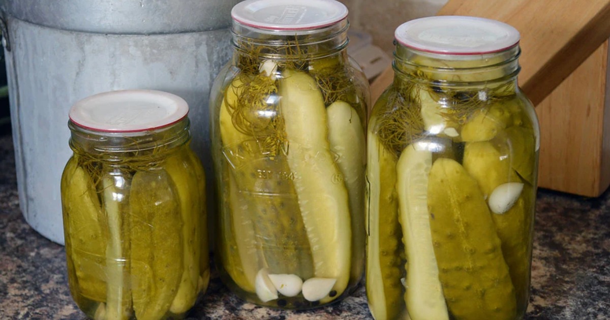 4 مخاطر صحية خطيرة يسببها الإفراط في تناول المخللات