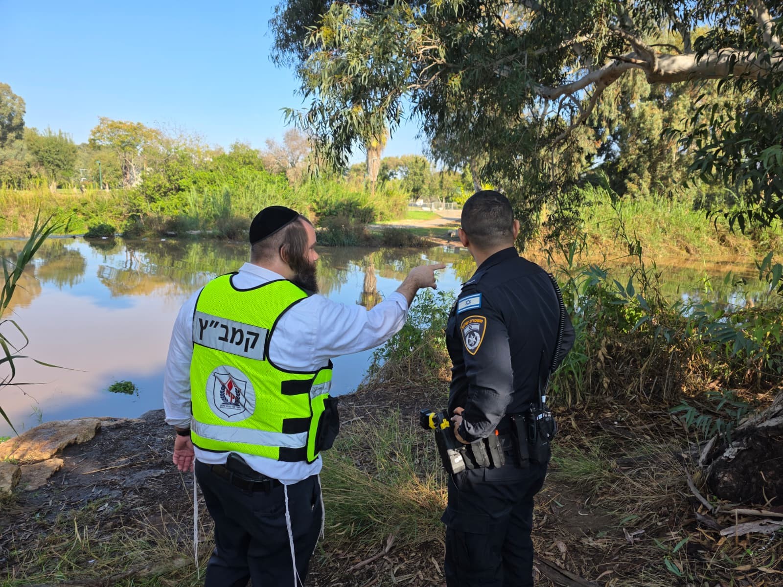 تصوير الشرطة خلال عملية البحث في وقت سابق