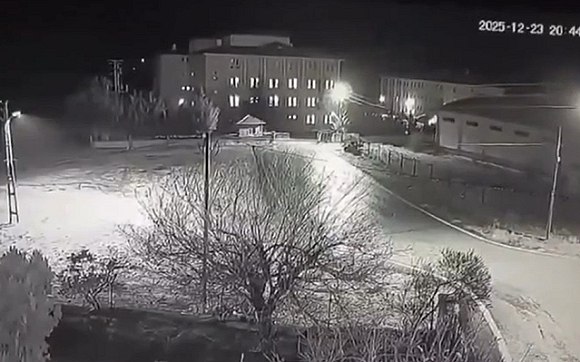 تصوير شاشة من فيديو وثّق ما يشتبه بأنه تحطّم الطائرة

