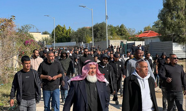 النقب يتوحد.. مسيرة واسعة في ترابين الصانع تندد بالحصار المستمر