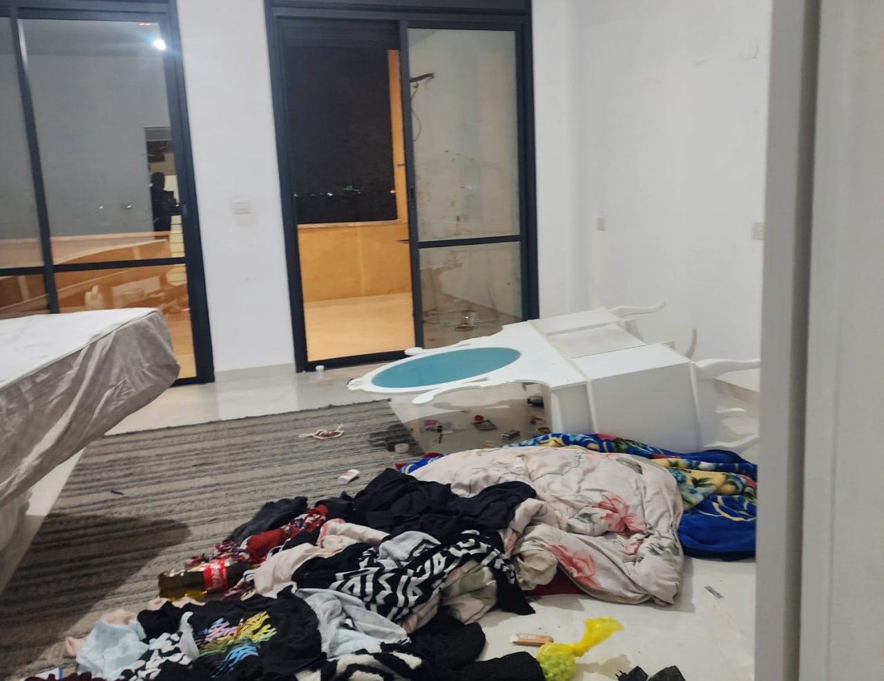 تكسير واعتداء وترويع أطفال: رواية عائلة عن اقتحام الشرطة منزلها في ترابين الصانع