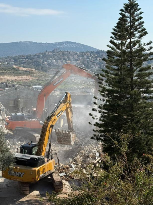 أبناء عامر تيتي يُجبرون على هدم منزلهم في البعنة