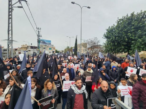 منتدى المحاضرين الفلسطينيين ينضم للاحتجاج ضد تفشي الجريمة والعنف