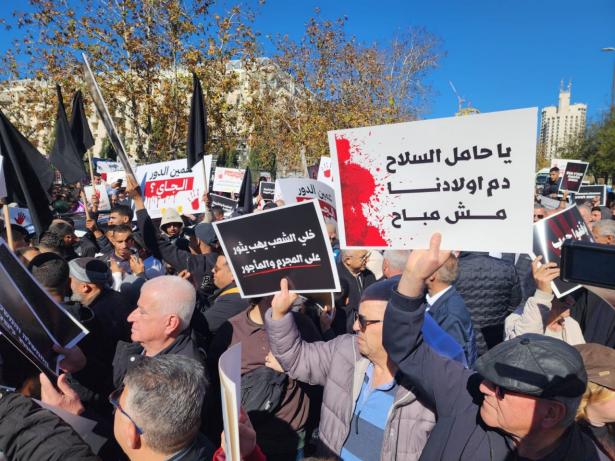 من المظاهرات - تصوير الشمس