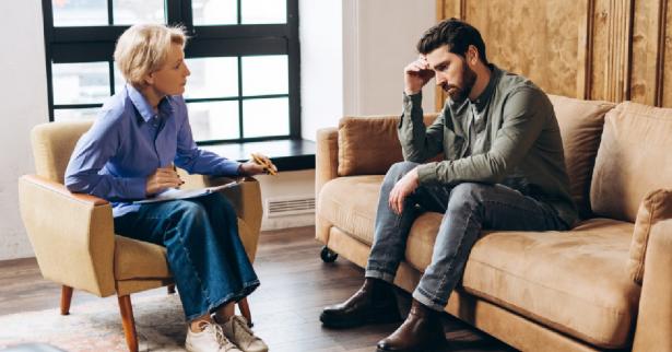 طريقة جلوسك قد تحمي دماغك من الخرف.. دراسة علمية تكشف المفاجأة