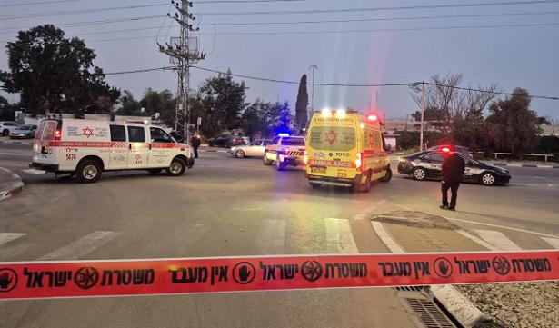 من مكان جريمة القتل التي وقعت في اللد - تصوير الإسعاف