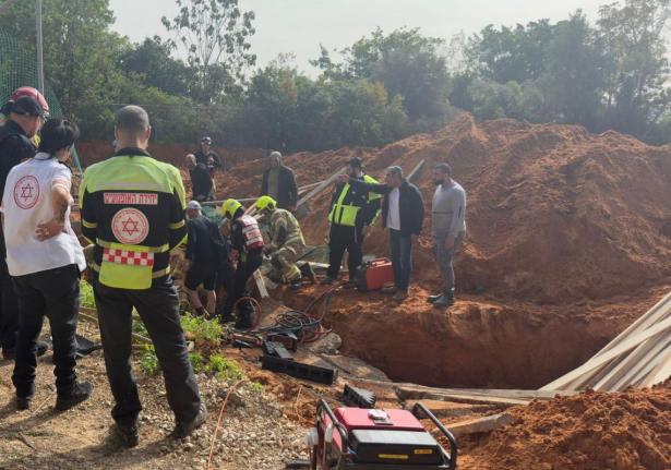 من موقع حادث العمل في المركز - تصوير نجمة داوود الحمراء
