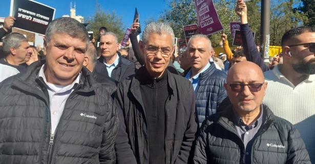 رئيس بلدية باقة الغربية رائد دقّة في مظاهرة ضد الجريمة