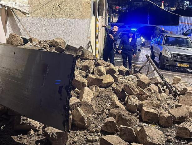 صورة أرشيفية - انهيار جدار في البلدة القديمة 