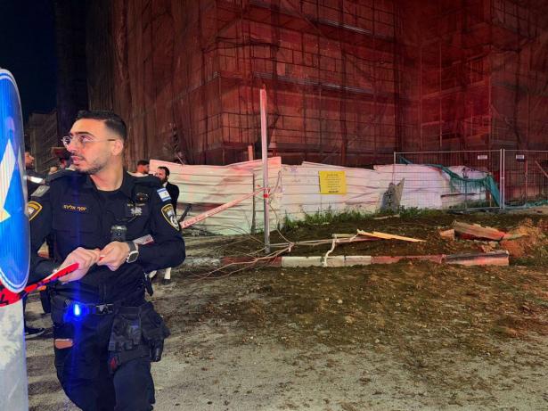 سقوط شظايا صاروخية في تل أبيب وإصابة مدني