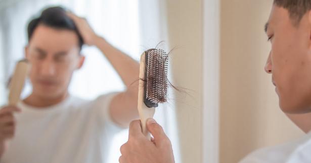 4 علامات تؤكد أن التوتر هو سبب تساقط شعرك