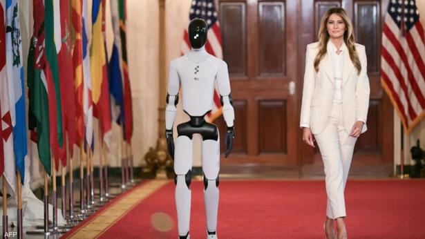 روبوت ناطق بالعربية يرافق ميلانيا ترامب في البيت الأبيض.. ما القصة؟!