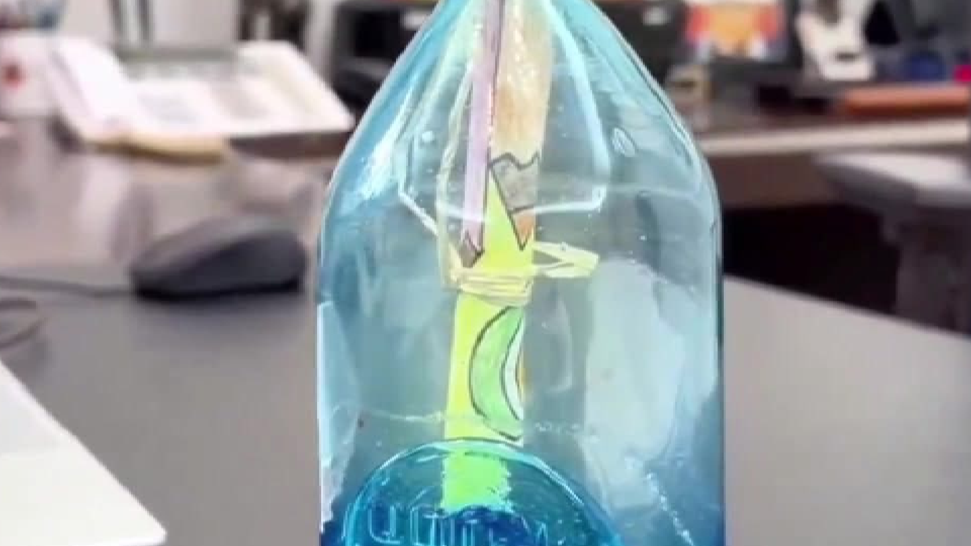 رسالة في زجاجة تهز رئيس وزراء إسبانيا! قصة طفل فلسطيني أبكت العالم