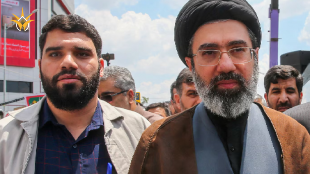 الظهور الأول للمرشد الإيراني الجديد مجتبى خامنئي ورسالة عسكرية خطيرة في الخلفية!