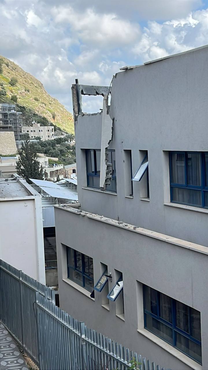 صاروخ يضرب ساحة مدرسة في دير الأسد.. كيف نجا الطلاب؟