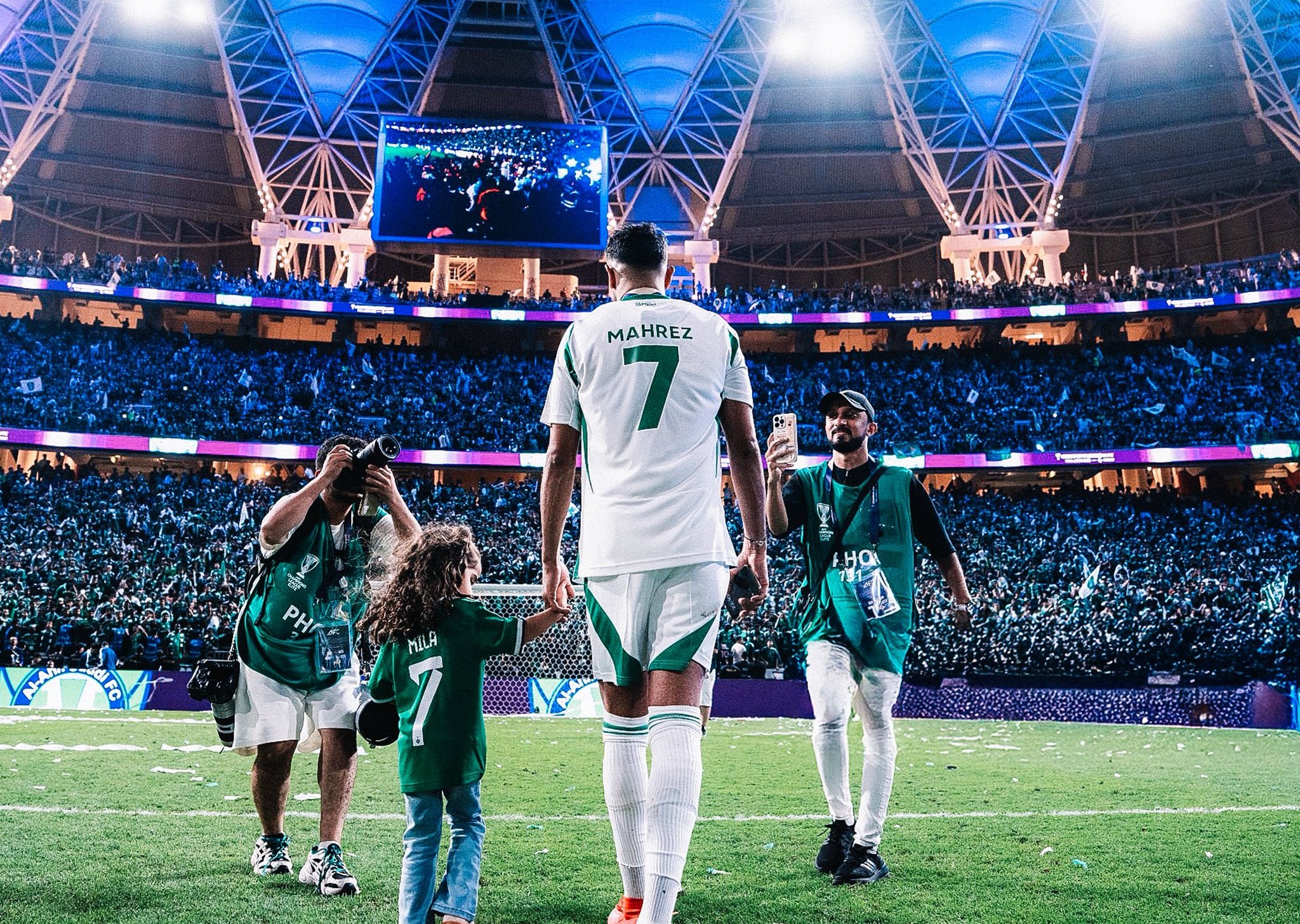 الصورة من الحساب الرسمي لمحرز - @Mahrez22