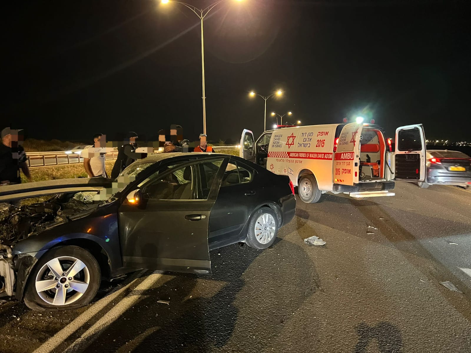 من موقع الحادث قرب مفرق بيت كاما - تصوير نجمة داوود الحمراء