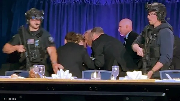 قبل إطلاق النار بثوانٍ… بطاقة بيضاء تُثير الجدل أمام دونالد ترامب!