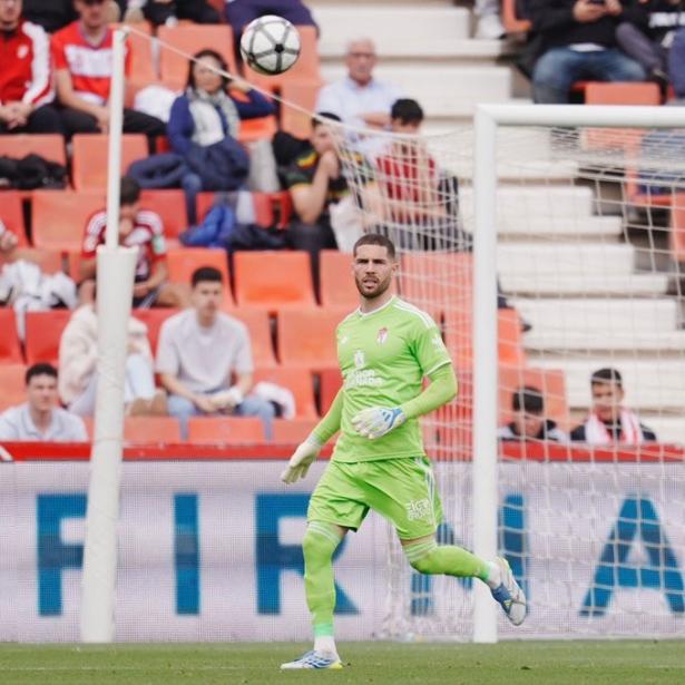 الصورة من الحساب الرسمي لغرناطة - @GranadaCF