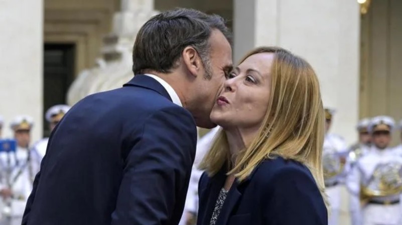 عناق رسمي أم حضن عاشق .. «ماكرون» و«ميلوني» يخطفان الأضواء خلال وصولها للمشاركة في قمة باريس