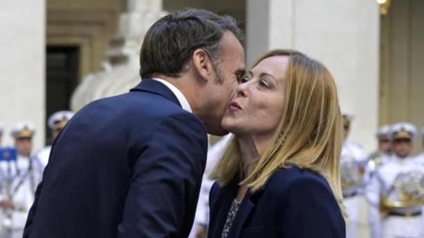 عناق رسمي أم حضن عاشق .. «ماكرون» و«ميلوني» يخطفان الأضواء خلال وصولها للمشاركة في قمة باريس