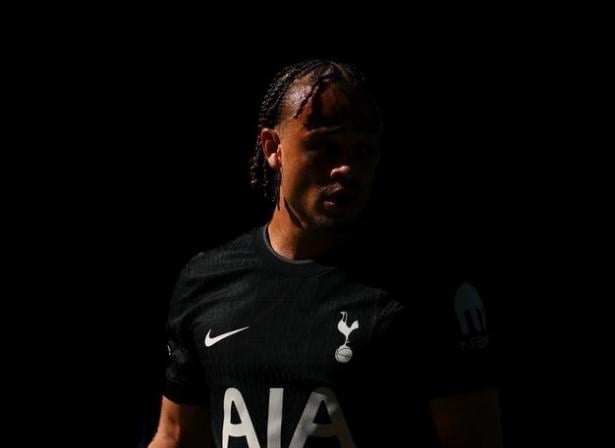 الصورة من الحساب الرسمي للاعب - @xavisimons