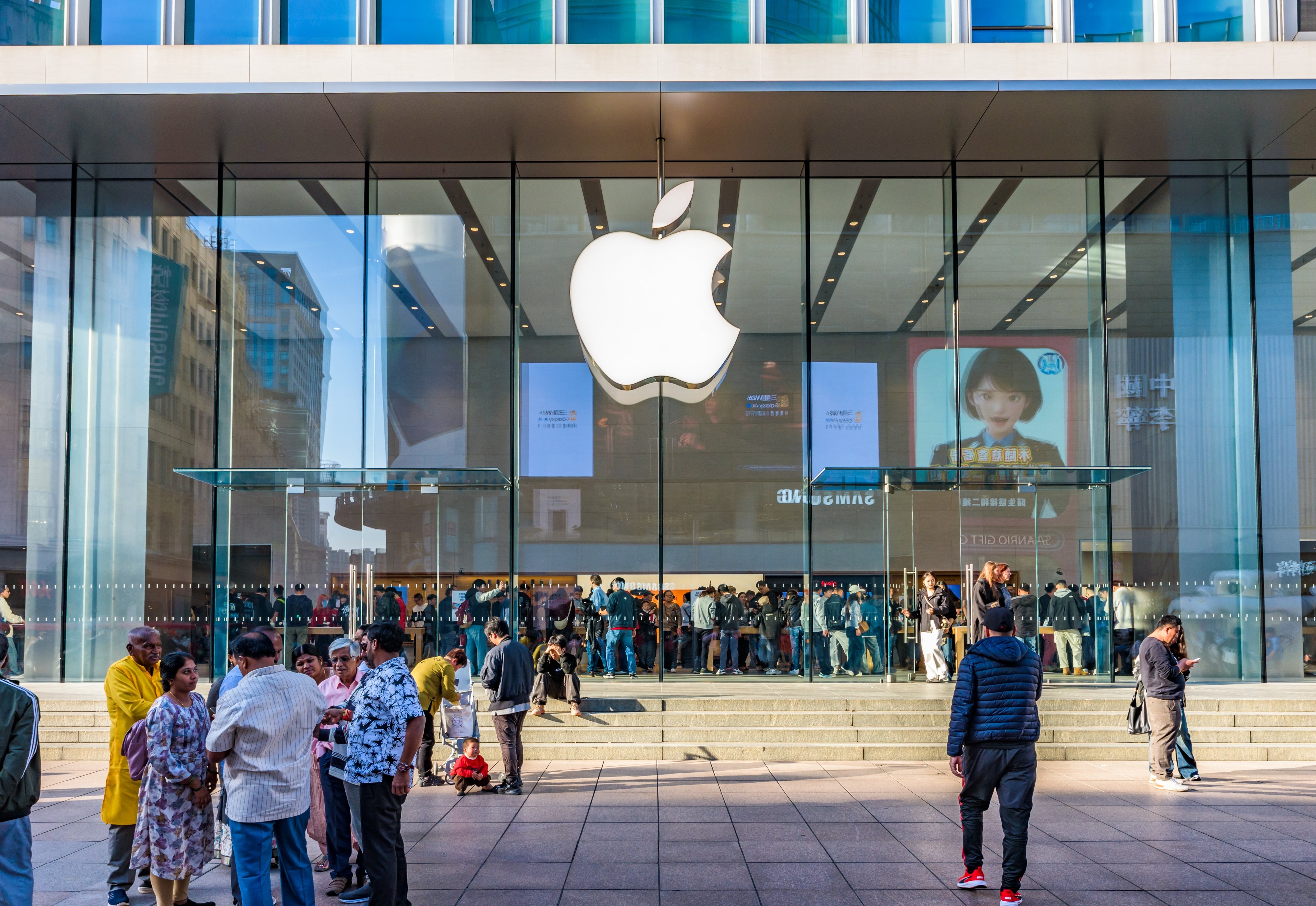 ابن حيفا يصل لقمة أبل | قصة صعود جوني سروجي