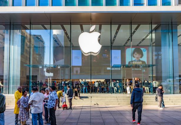 ابن حيفا يصل لقمة أبل | قصة صعود جوني سروجي