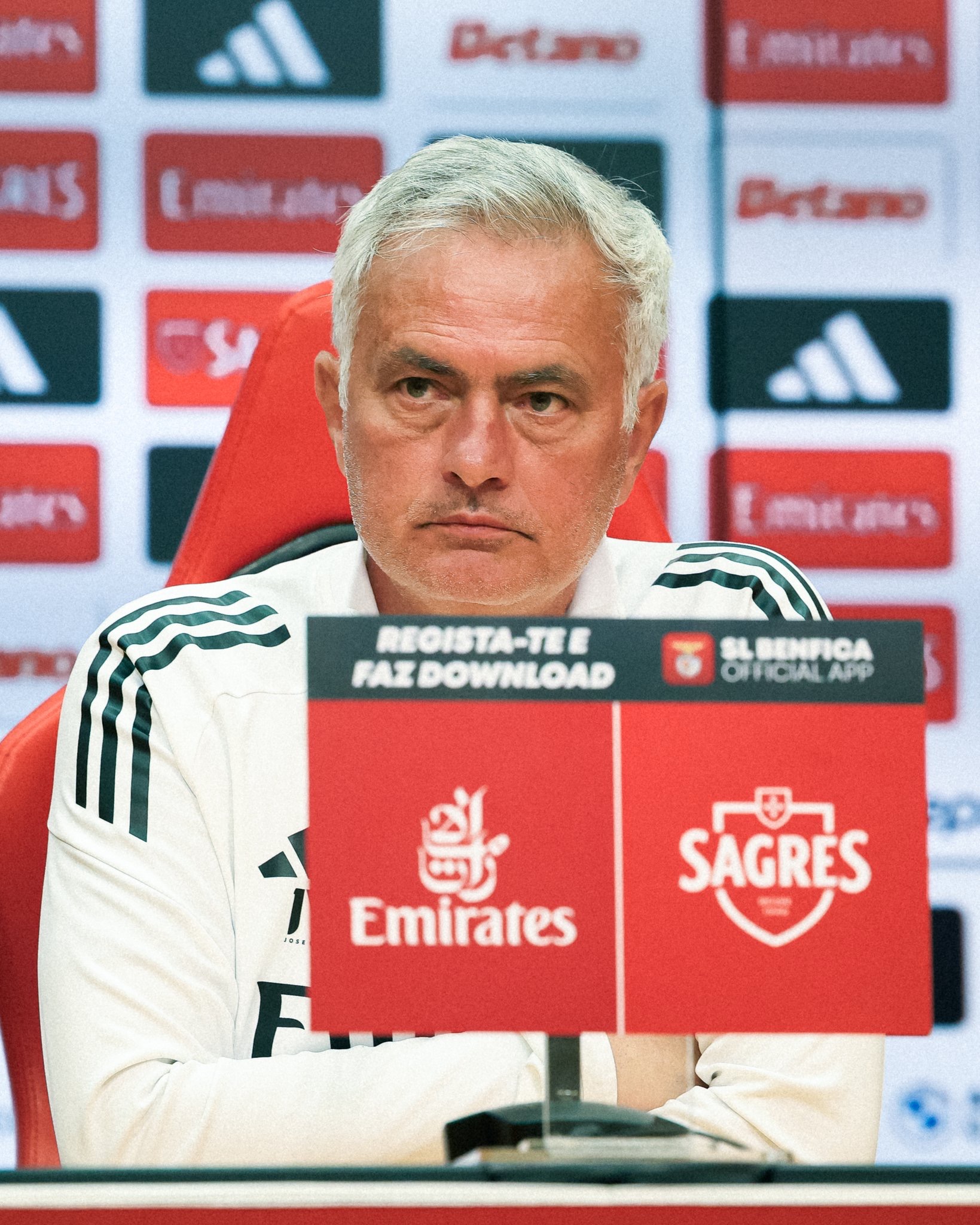 مورينيو - الصورة من الحساب الرسمي لبنفيكا - @slbenfica