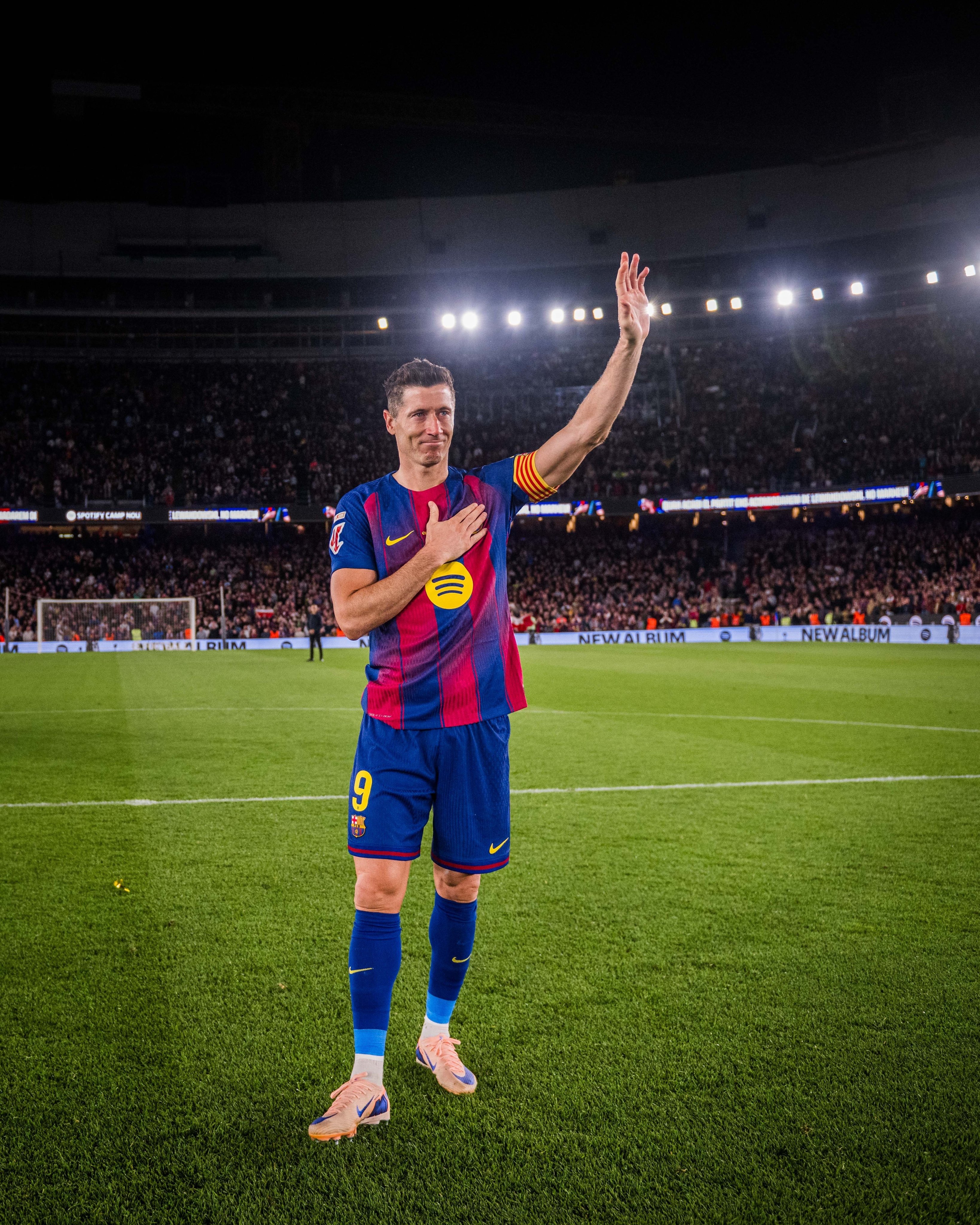 ليفانوفسكي، الصورة من الحساب الرسمي لبرشلونة- @FCBarcelona