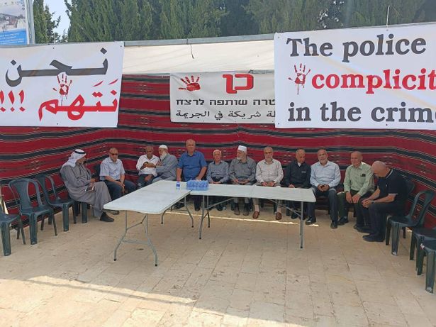 إقامة خيمَة اعتصام احتجاجًا على الجريمة أمام مباني الحكومة بالقدس