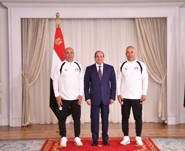 حسام حسن مدرب منتخب مصر وإبراهيم حسن مدير المنتخب برفقة الرئيس السيسي، الصورة من الحساب الرسمي لمنتخب مصر على فيسبوك- EFA﻿