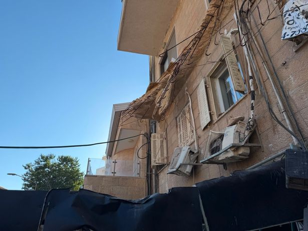 مصرع رجل وإصابة آخرين جراء انهيار شرفة على مطعم بمدينة القدس