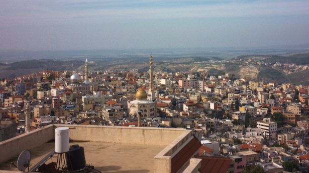 مركز مدينة أم الفحم من أعلى التلة (تصوير: MihMin / ويكيميديا كومنز، CC BY 4.0)