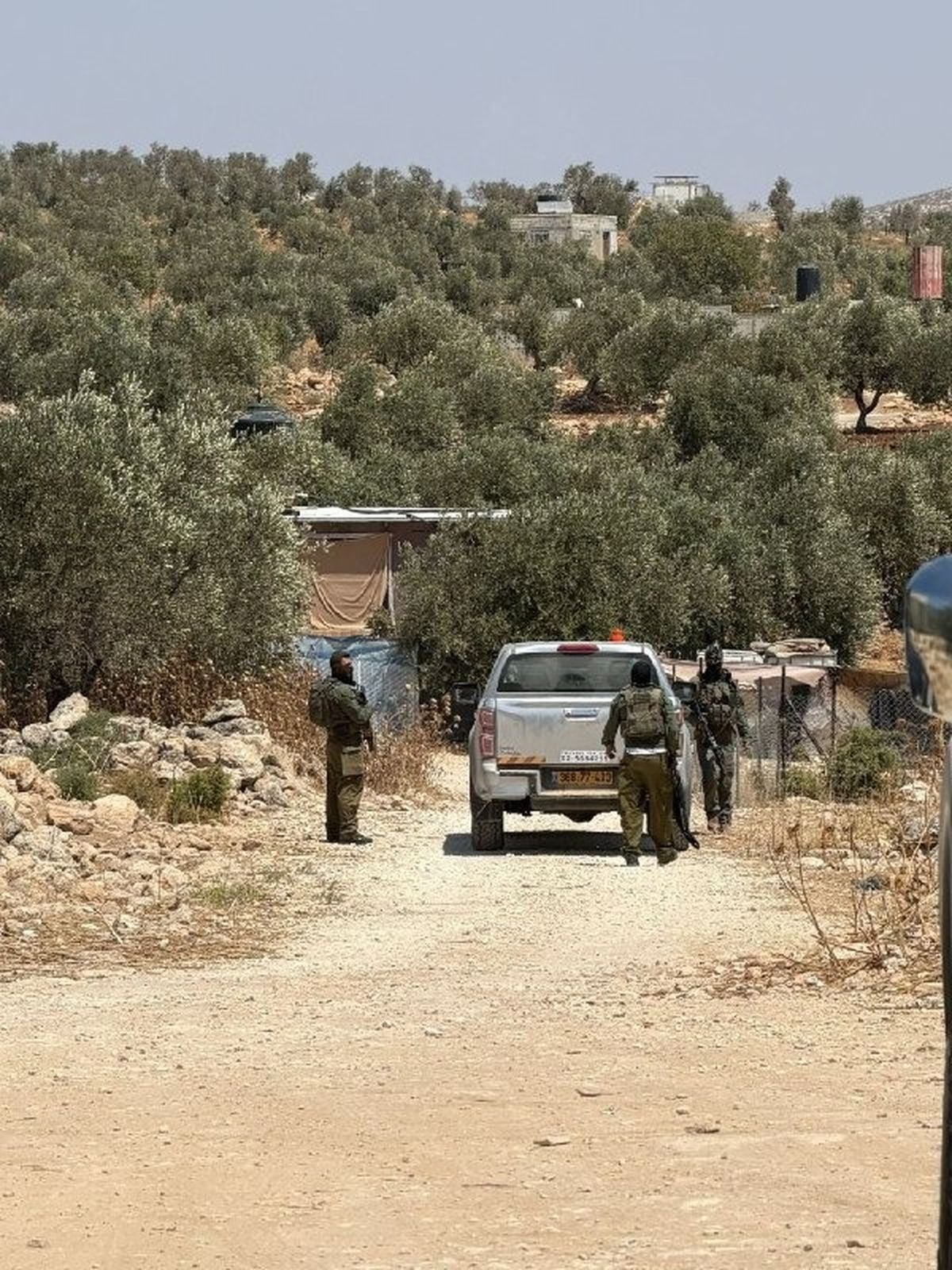 مصادر صحفية: 
مستوطنون بلباس الجيش الإسرائيلي اقتحموا شرق بيت فوريك ومنعوا الأهالي من الوصول إلى مسجدي الولي والحج حسين لأداء صلاة الظهر.