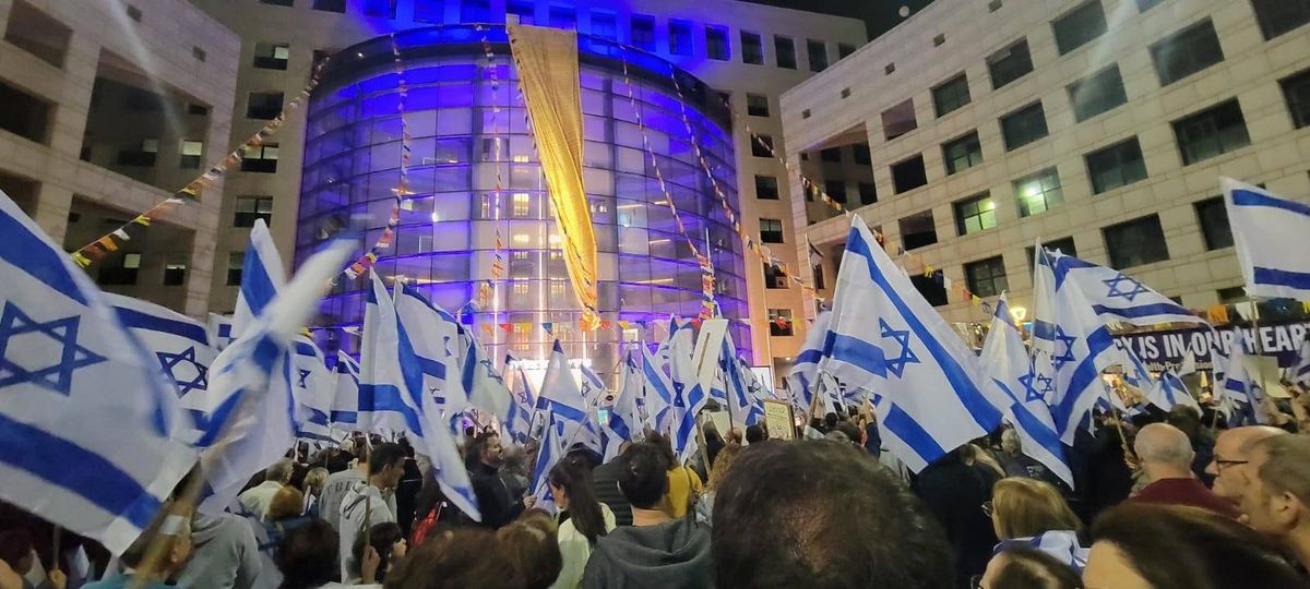 تل ابيب: المئات يغلقون شارع ايلون احتجاجًا على الانقلاب القضائي