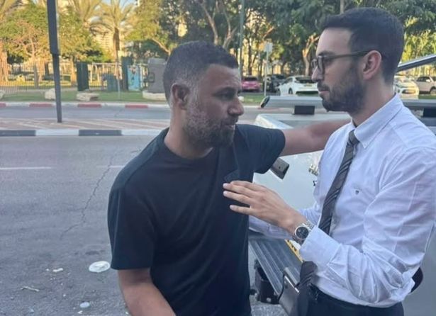  الأعسم مع محامي الدفاع سيغيف بعد قرار إطلاق سراحه - فيسبوك