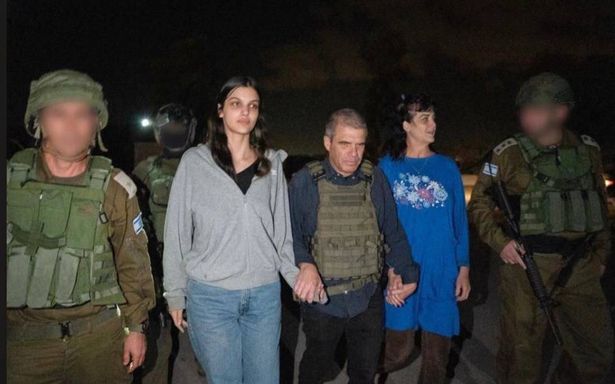 صورة لتسليم القسام اول محتجزتين لاسرائيل يوم الجمعة السابق 