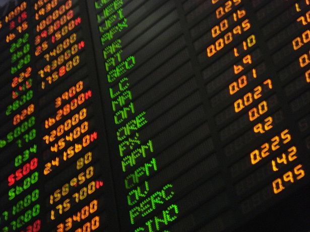 شاشة تداول تعرض حركة الأسهم والمؤشرات المالية
المصدر: كاتينا تولياو / ويكيميديا كومنز (CC BY 2.0)