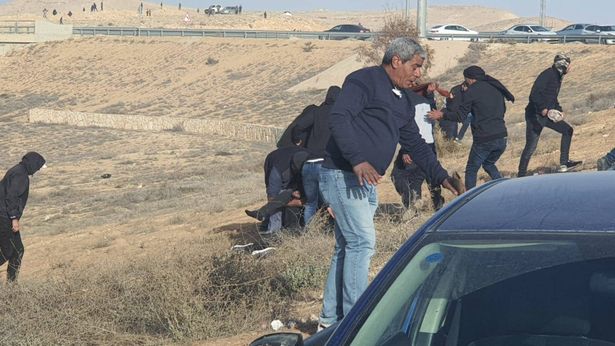 تغطية مباشرة من مظاهرة الأرض والمسكن في النقب: القوات تحاول تفريق المتظاهرين بالمياه العادمة والغاز المسيل للدموع والقنابل