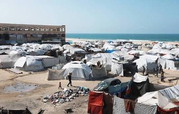 مخيمات الإيواء والنزوح المؤقت في قطاع غزة وسط الأزمة الإنسانية المستمرة.
المصدر: الأرشيف الصحفي والتقارير الإنسانية الدولية (UNRWA / الأمم المتحدة).