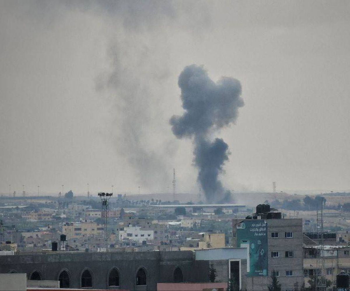استهداف إسرائيلي لبوابة معبر رفح الفاصلة بين الجانبين الفلسطيني والمصري. 