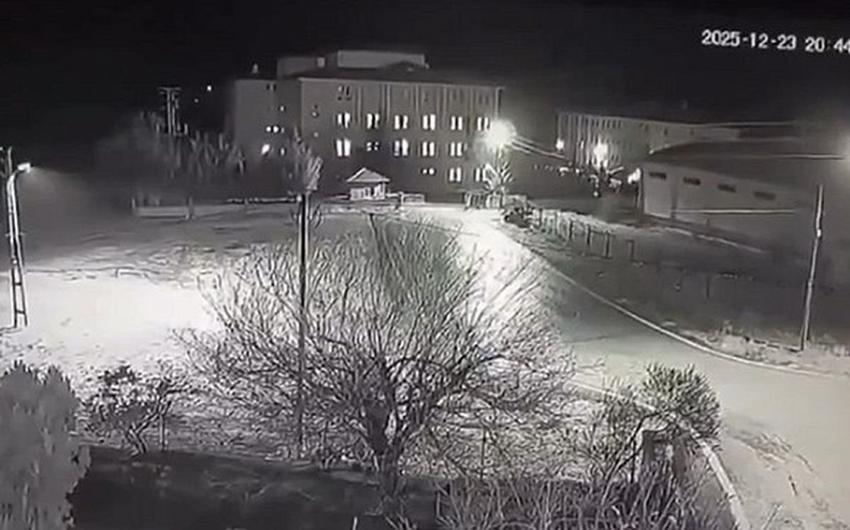 تصوير شاشة من فيديو وثّق ما يشتبه بأنه تحطّم الطائرة

